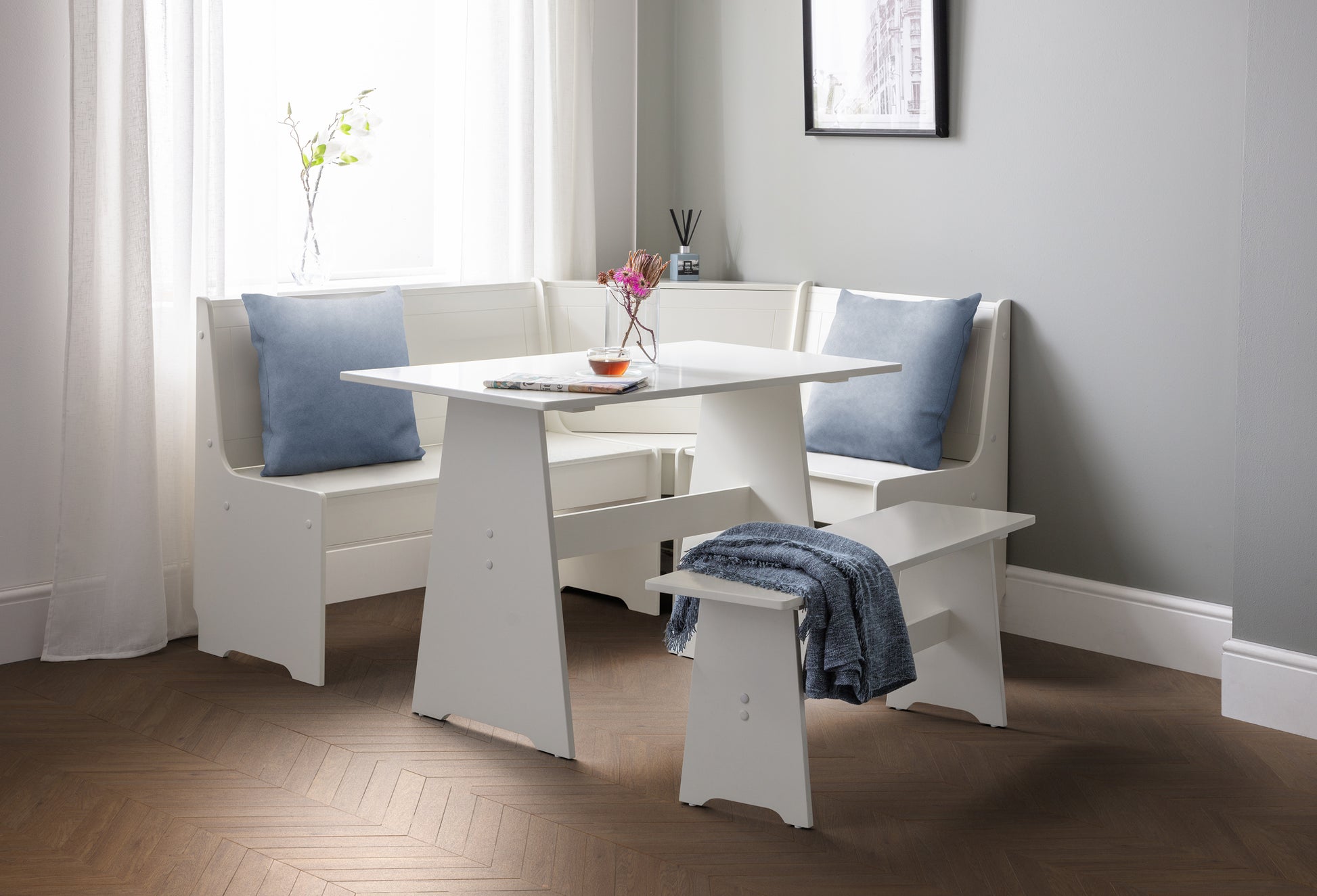 Corner Dining