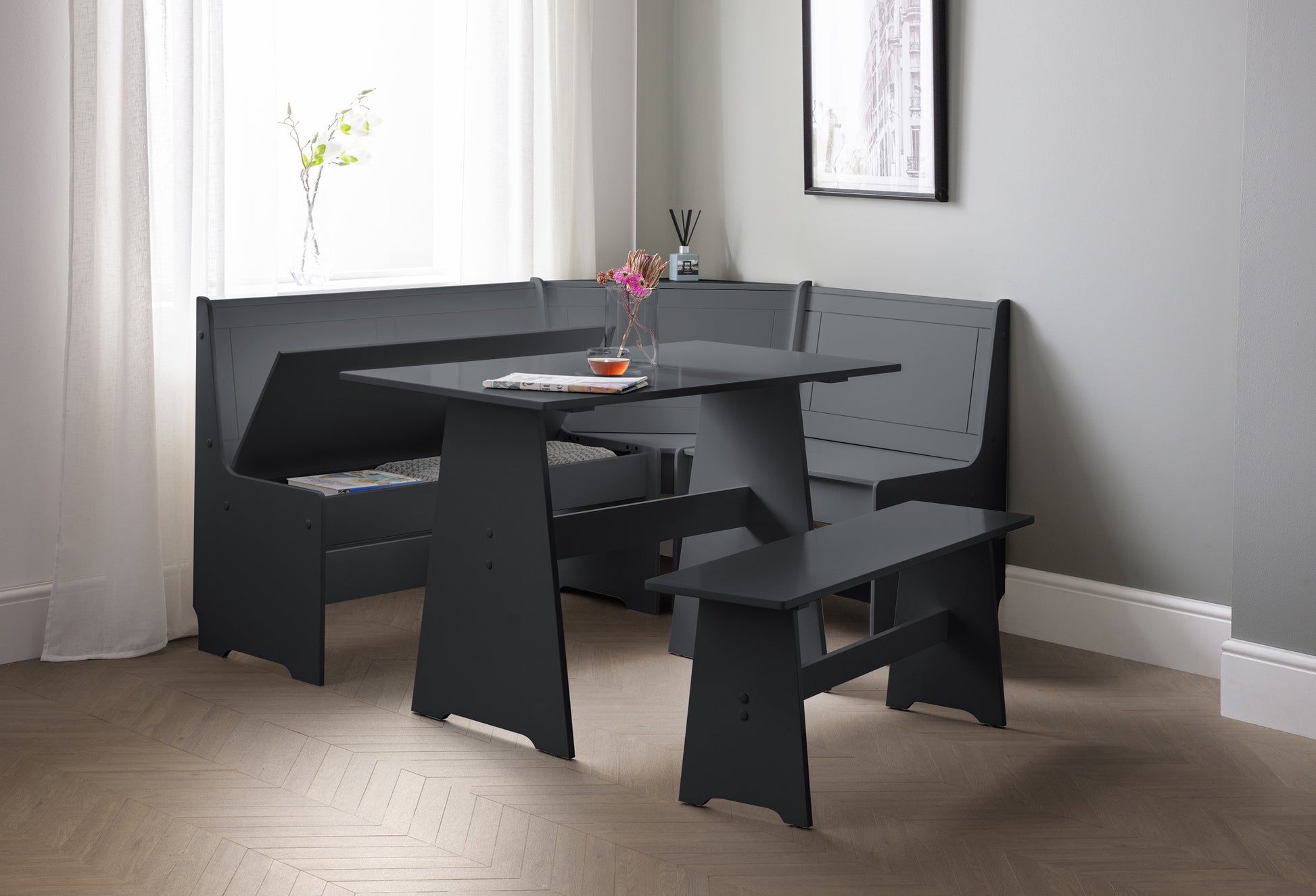 Corner Dining