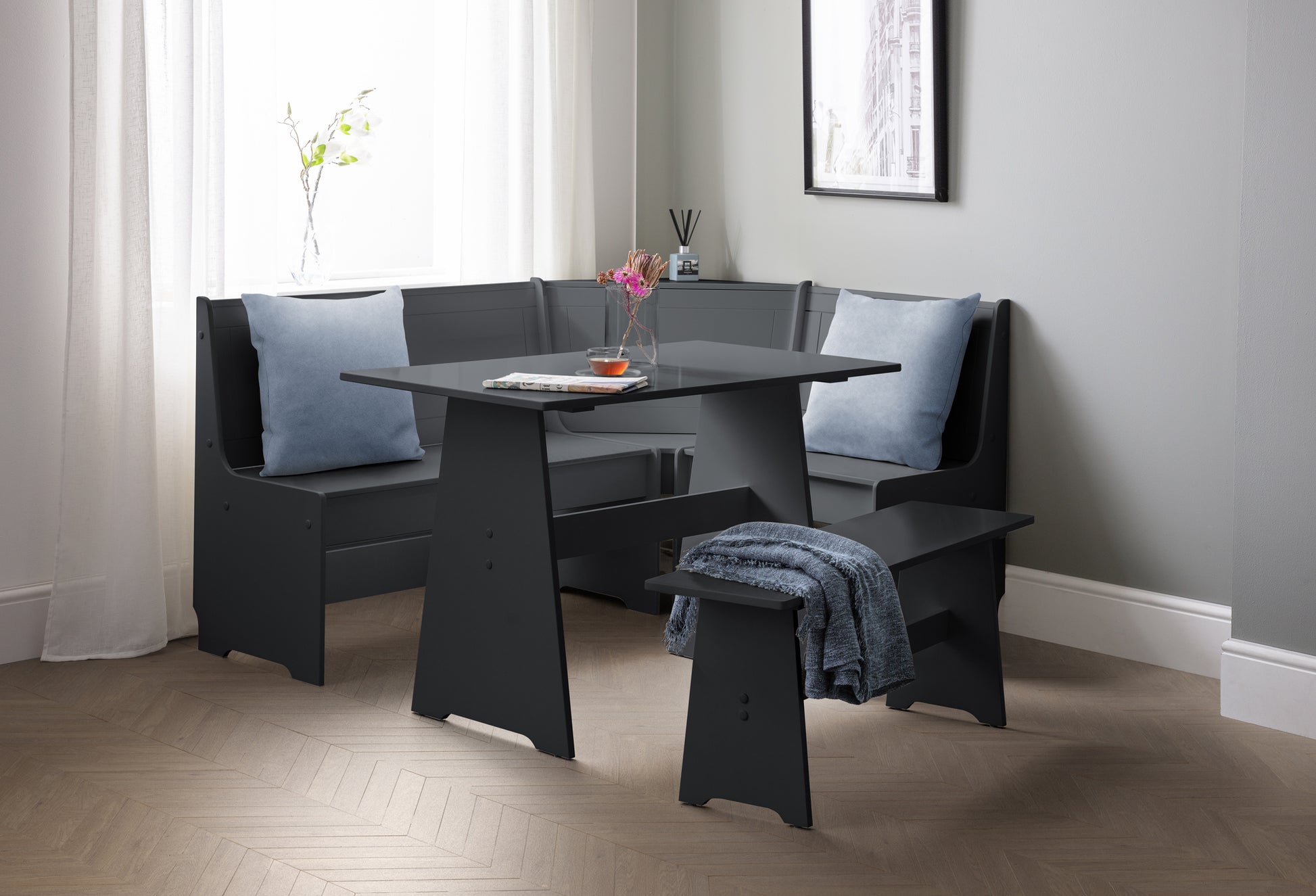 Corner Dining
