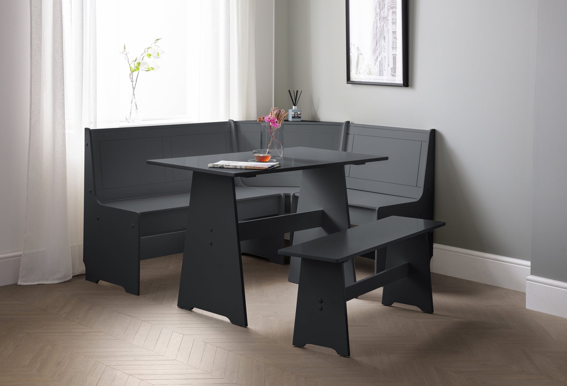 Corner Dining
